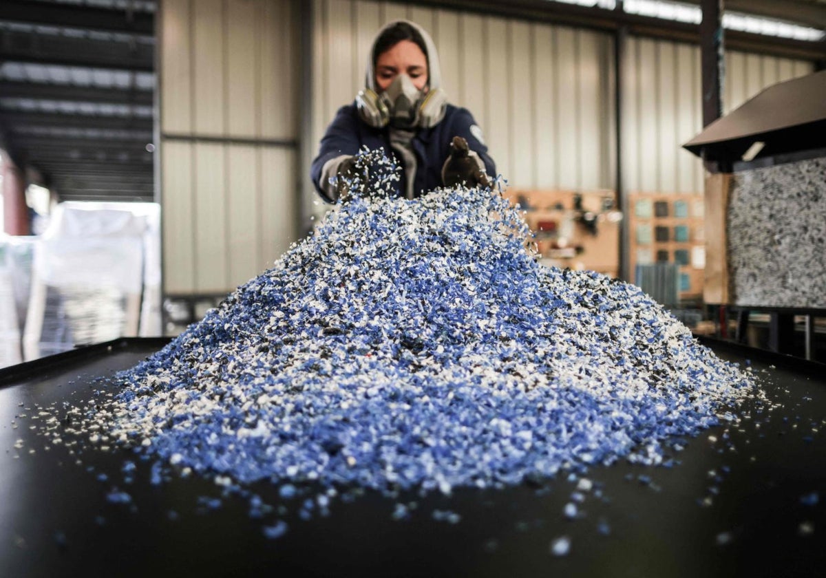 Julia Robert, cofundadora de La Plastiquerie, procesa residuos plásticos triturados