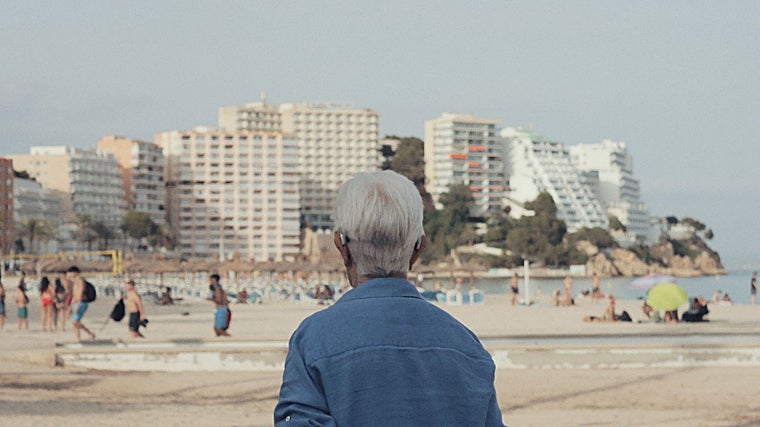 Catalina mira hacia la playa