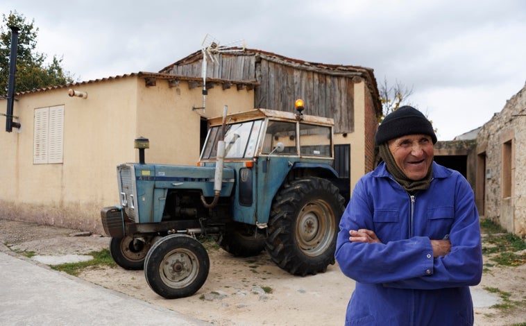 Imagen principal - Arriba, Mariano, de Ventosilla y Tejadilla con su tractor al fondo. A la izquierda, la iglesia de Ventosilla. A la derecha, niños jugando en Hontanares de Eresma.