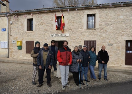 Imagen secundaria 1 - Arriba, Antonio Otero, alcalde. Abajo a la izquierda la población habitual del pueblo. A la derecha, Anacleto García y su mujer.