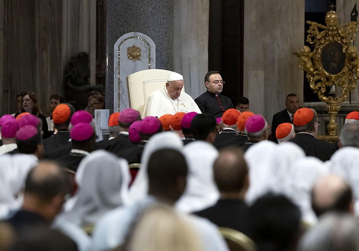 El Papa Francisco en una oración en la basílica de Santa María la Mayor