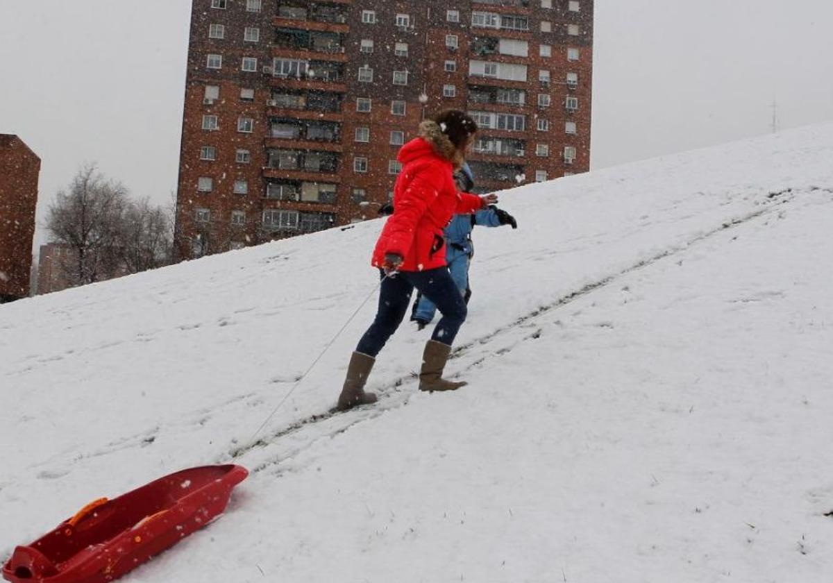 La Aemet avisa de la llegada del invierno a España en el puente de diciembre: las zonas donde nevará esta semana