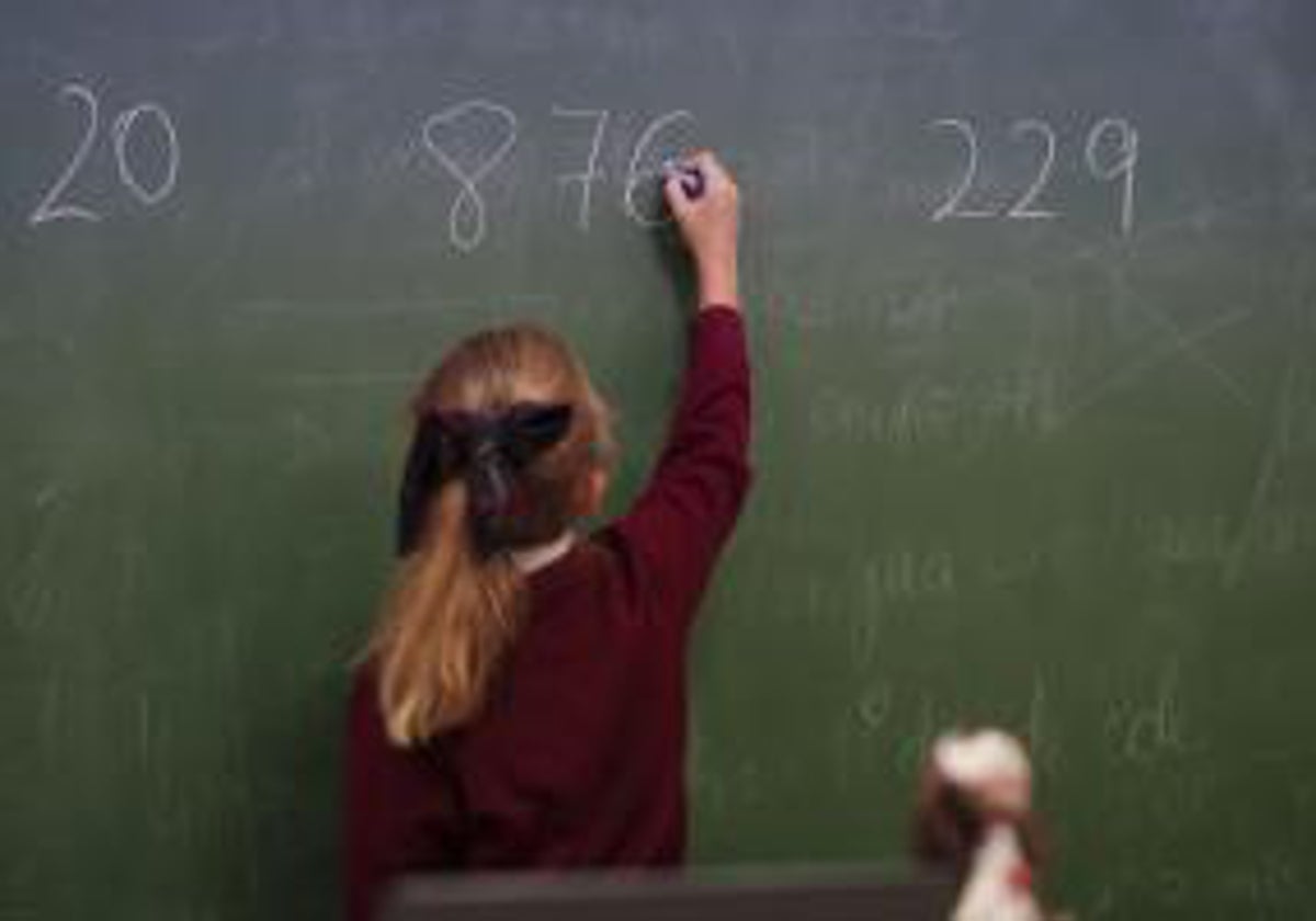 Una niña en clase de matemáticas en un colegio de Madrid