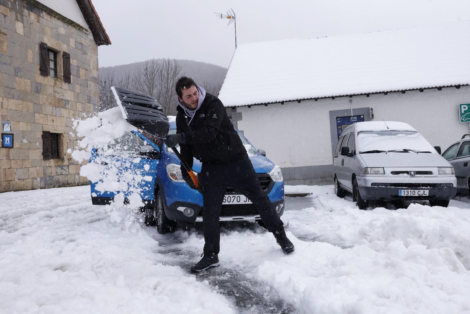 Un hombre quita la nieve con una pala en Navarra