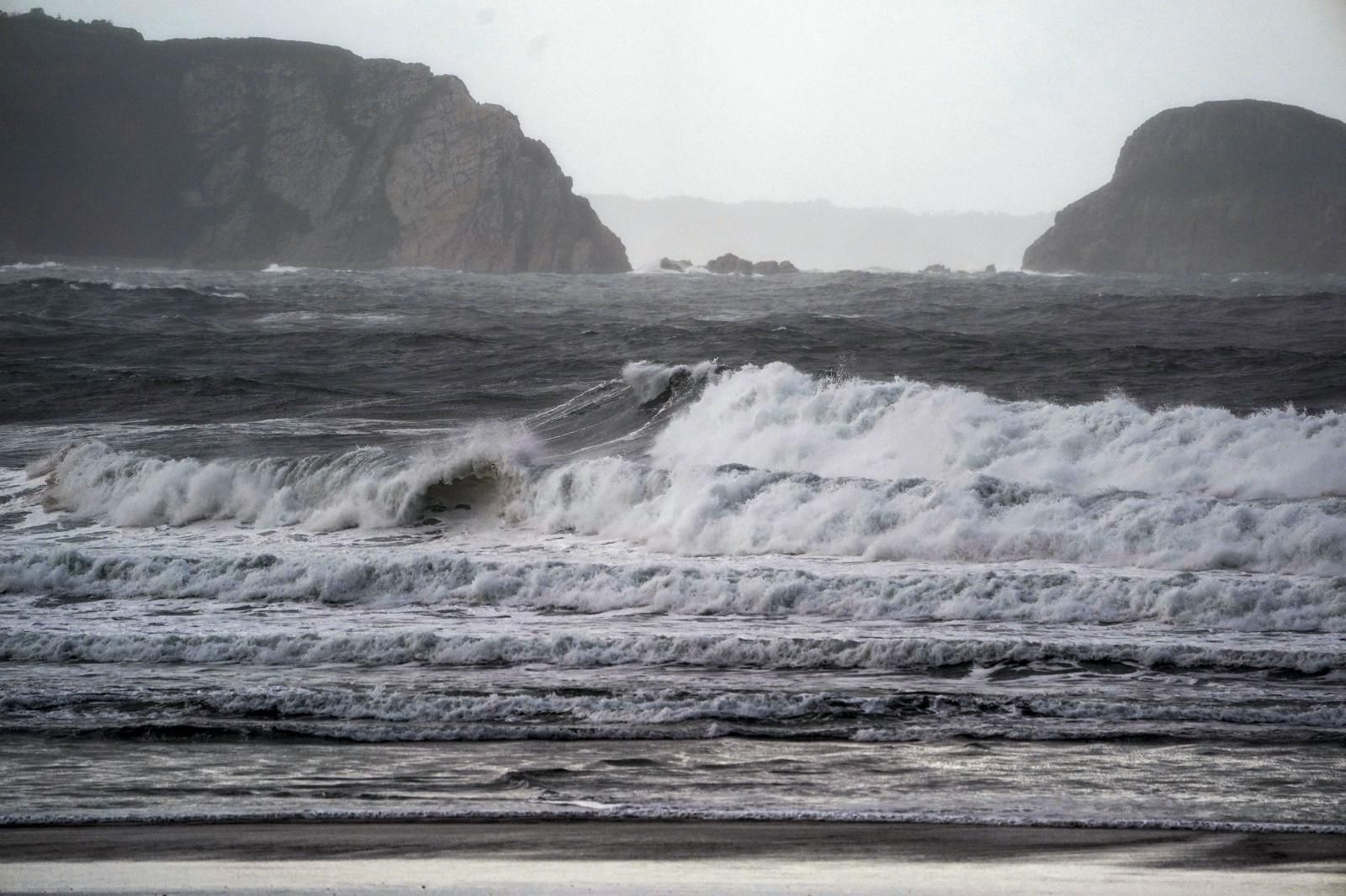 Fuerte oleaje este domingo en la playa de San Juan de Nieve en Avilés