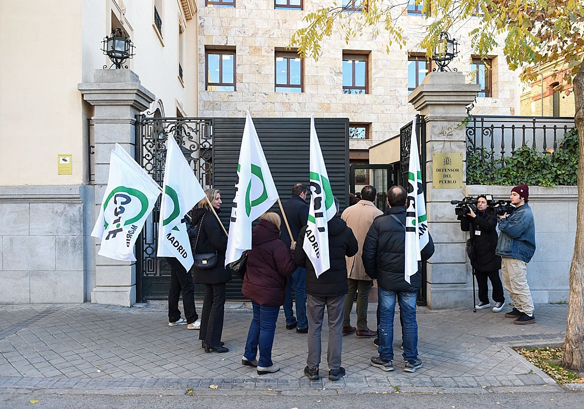 Entregas de las quejas recopiladas por CSIF ante el Defensor del Pueblo, este lunes