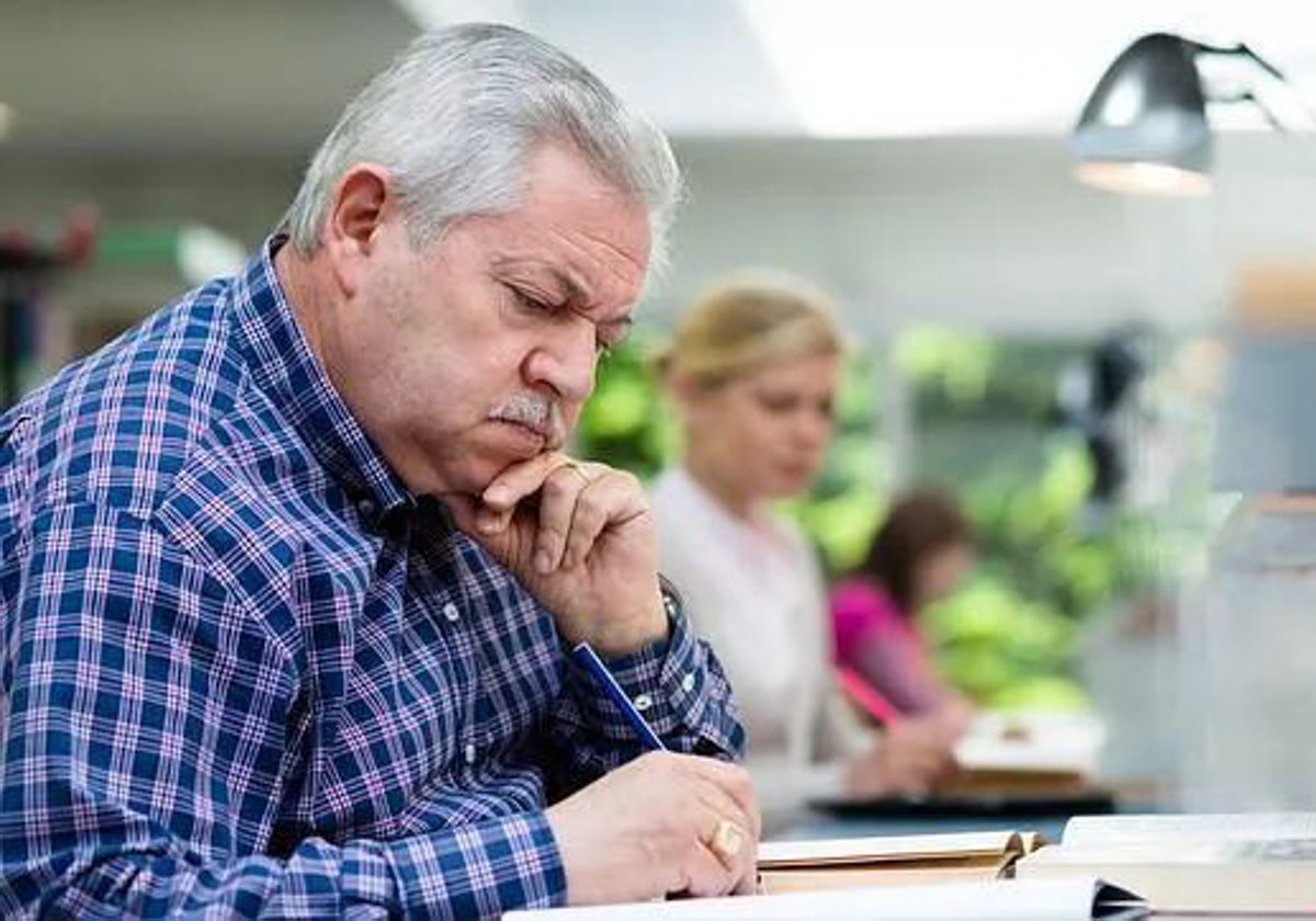 Imagen de un adulto estudiando