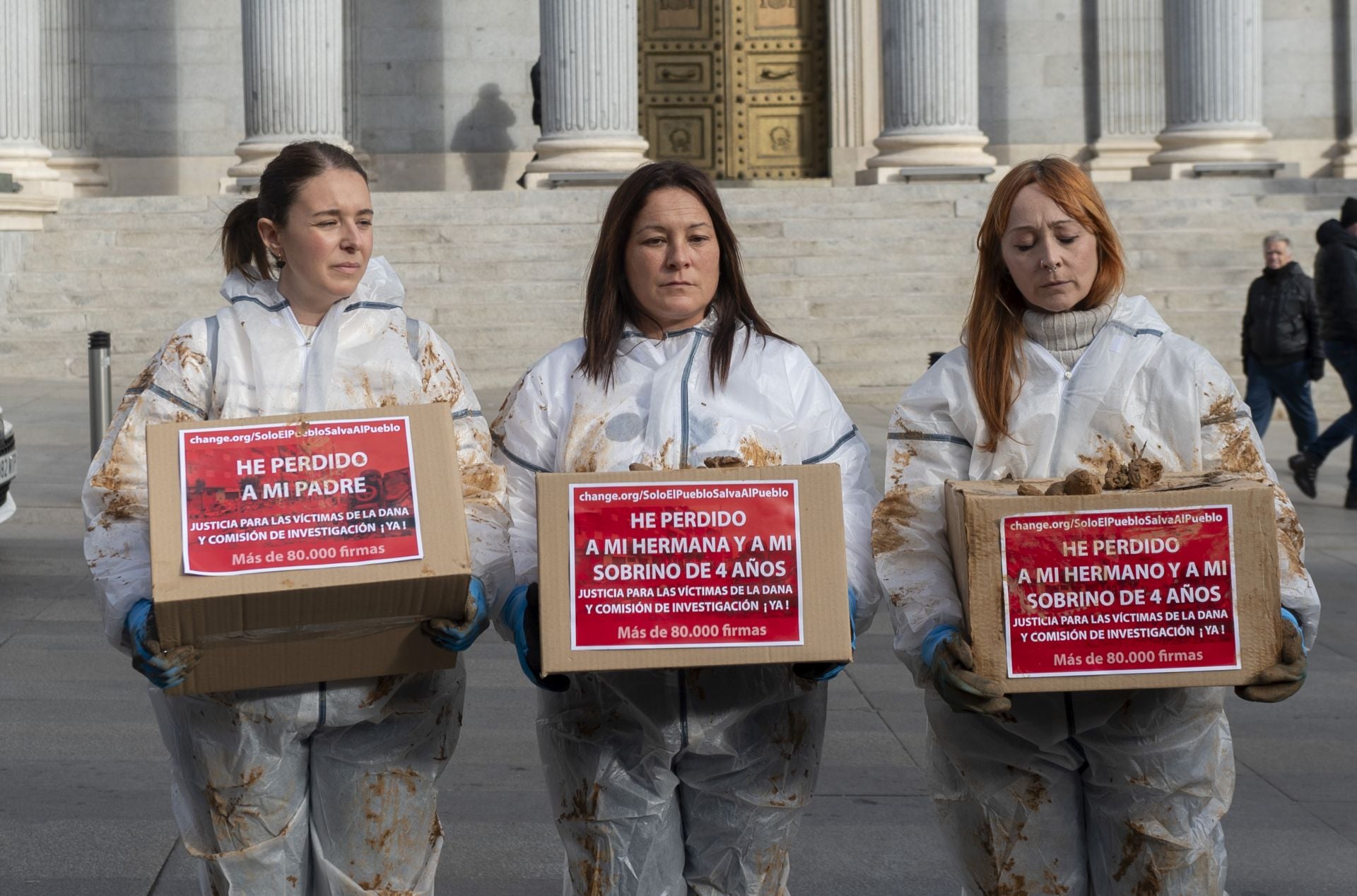 Las afectadas por la DANA, Meri González, Maite Pagán y Yolanda Garrido, antes de la entrega en el Congreso de las firmas