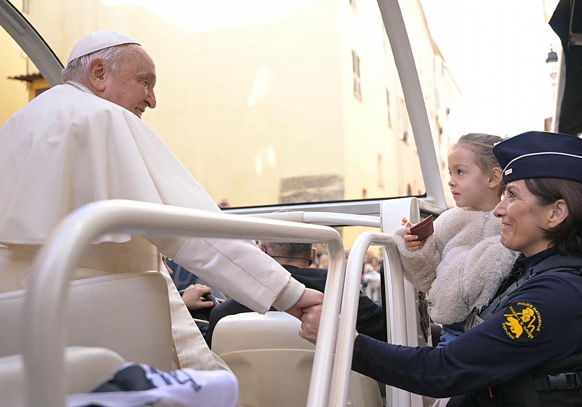 El Papa Francisco durante su visita a Córcega este domingo
