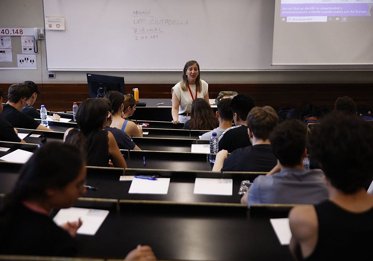 Alumnos examinándose de Selectividad en la Universidad Pompeu Fabra
