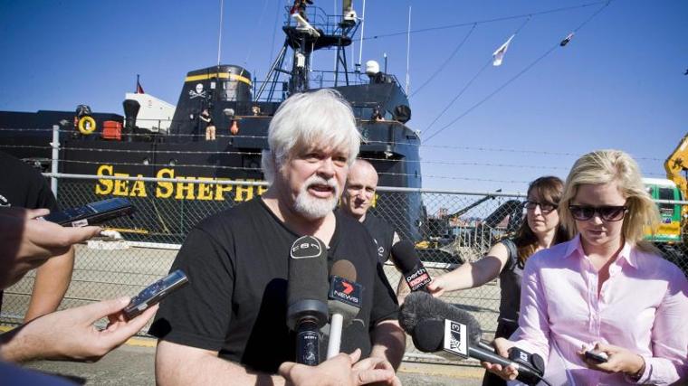 Fotografía de archivo tomada el 28 de enero de 2010, que muestra al capitán canadiense Paul Watson junto a su barco