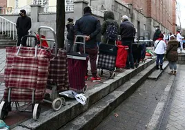 Las colas del hambre siguen presentes en la plaza de San Amaro de Madrid