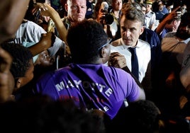 Macron pierde los estribos en Mayotte: «Si esto no fuera Francia, estaríais 10.000 veces más jodidos»