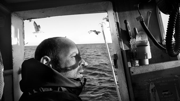 Avilés, Asturias - 12 Diciembre 2024: Julio Valdés Garay patrón del buque Siempre María en el interior del puente de mando de la embarcación.