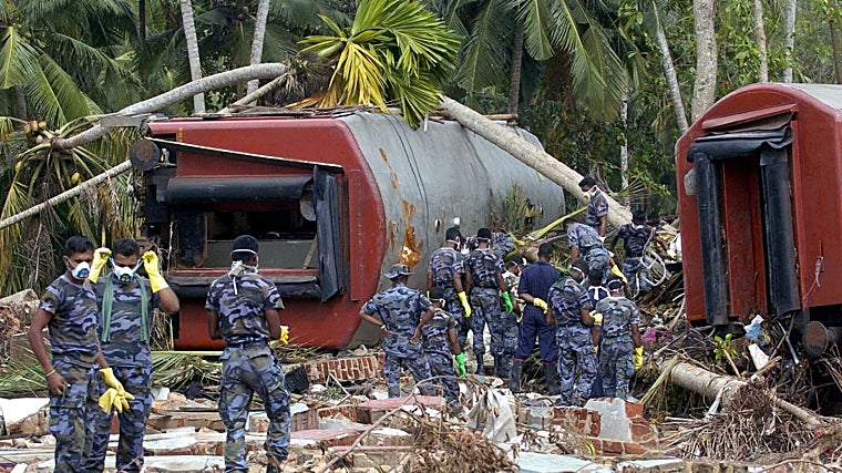 El tsunami hizo descarrilar un tren en Sri Lanka, causando un millar de fallecidos porque muchas personas se habían subido al techo de los vagones para resguardarse de la crecida del agua