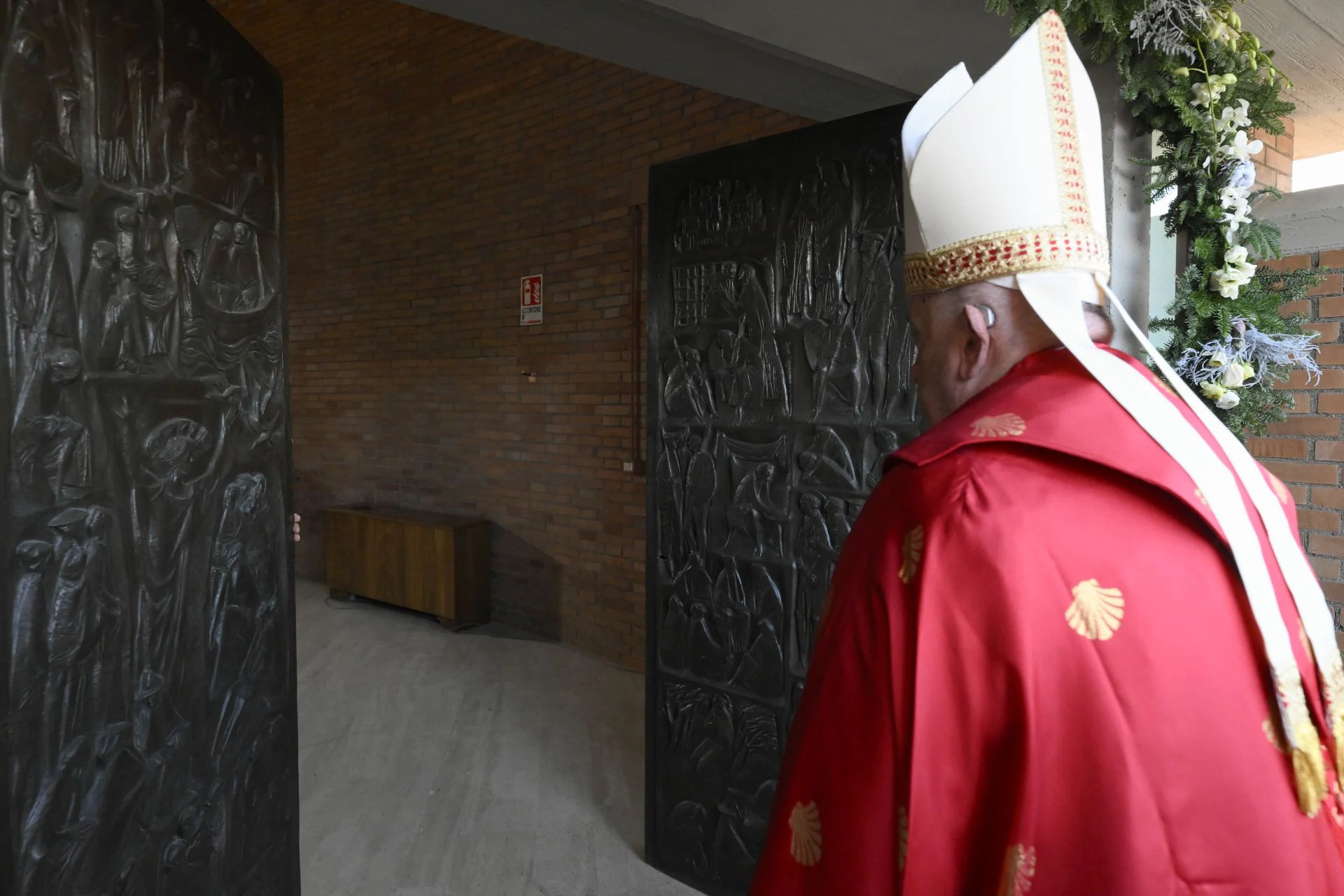 El Papa Francisco abre una Puerta Santa en la cárcel penitenciaria de Rebibbia por el Jubileo 2025