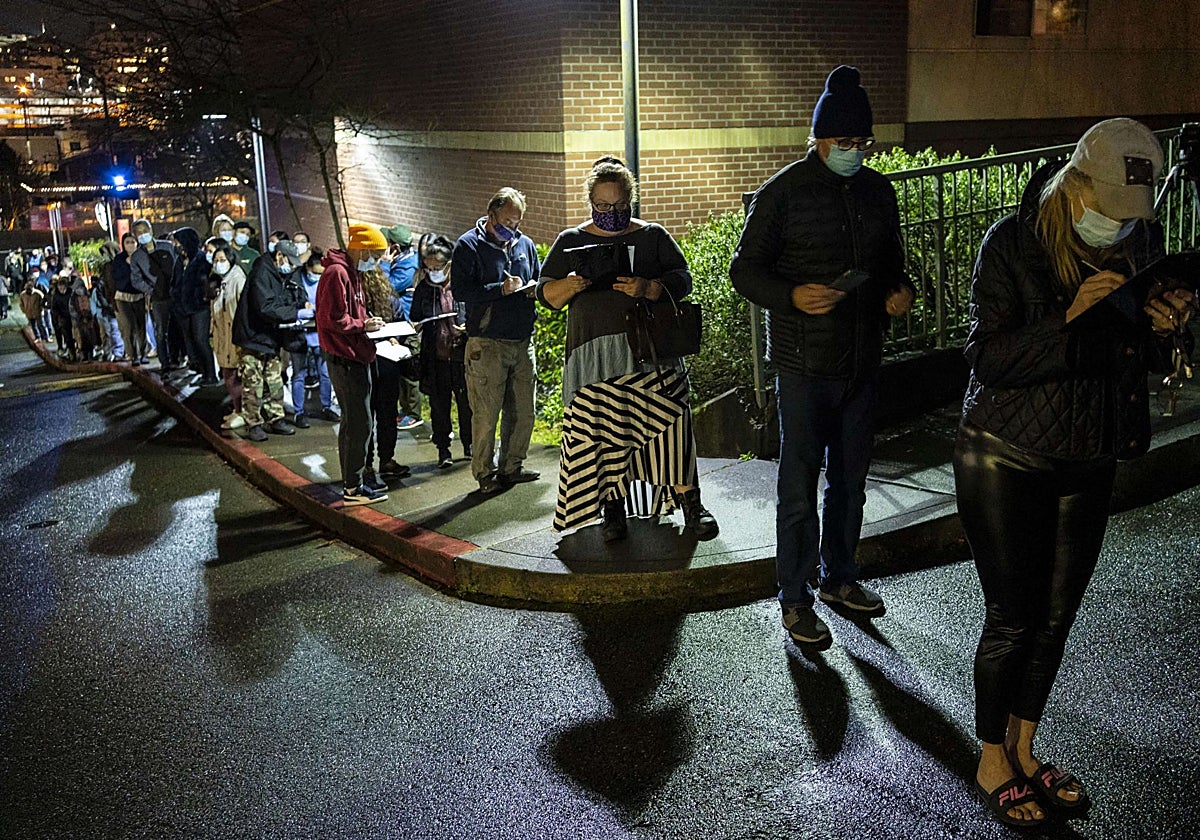 Colas para vacunarse contra el Covid-19 en 2021 en Seattle