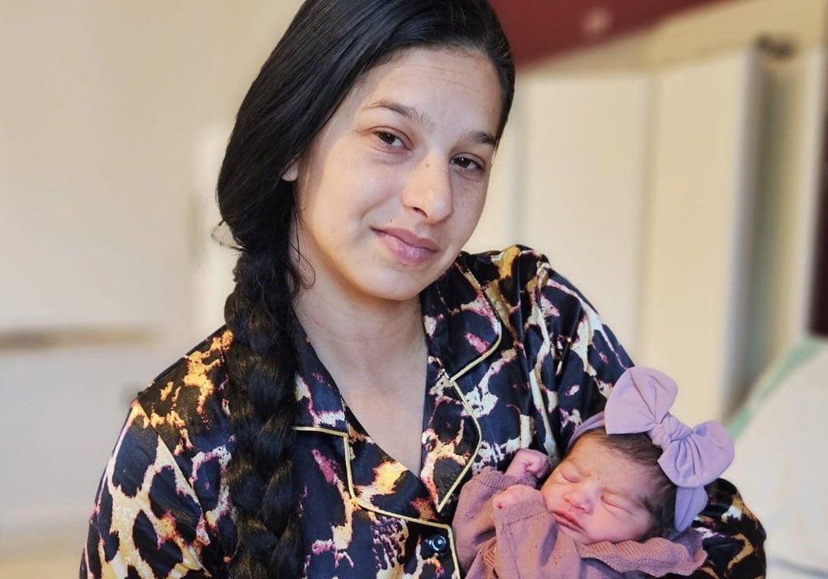 Juana, con su hija Nayeli en brazos en el Hospital Parc Taulí de Sabadell (Barcelona)