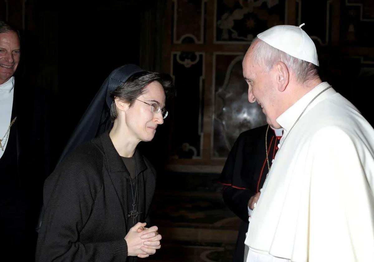 Raffaella Petrini y el Papa Francisco