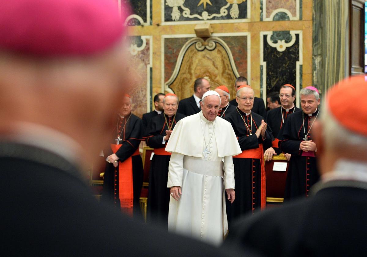 El papa, en 2015, junto a la Curia vaticana