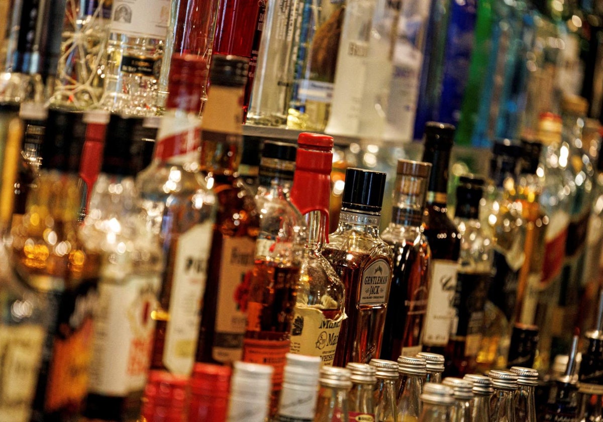 Botellas de alcohol en un bar