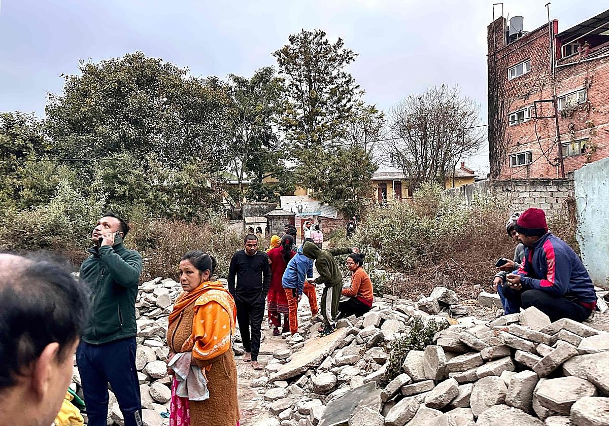Supervivientes sobre los escombros del terremoto en el Tíbet