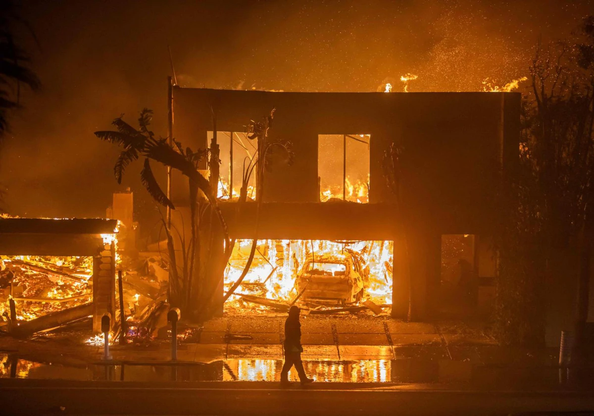 Un bombero observa las llamas del incendio Palisades en California