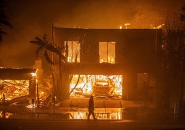 Seis incendios envuelven Los Ángeles en llamas: «Es como me imaginaba que sería el infierno»