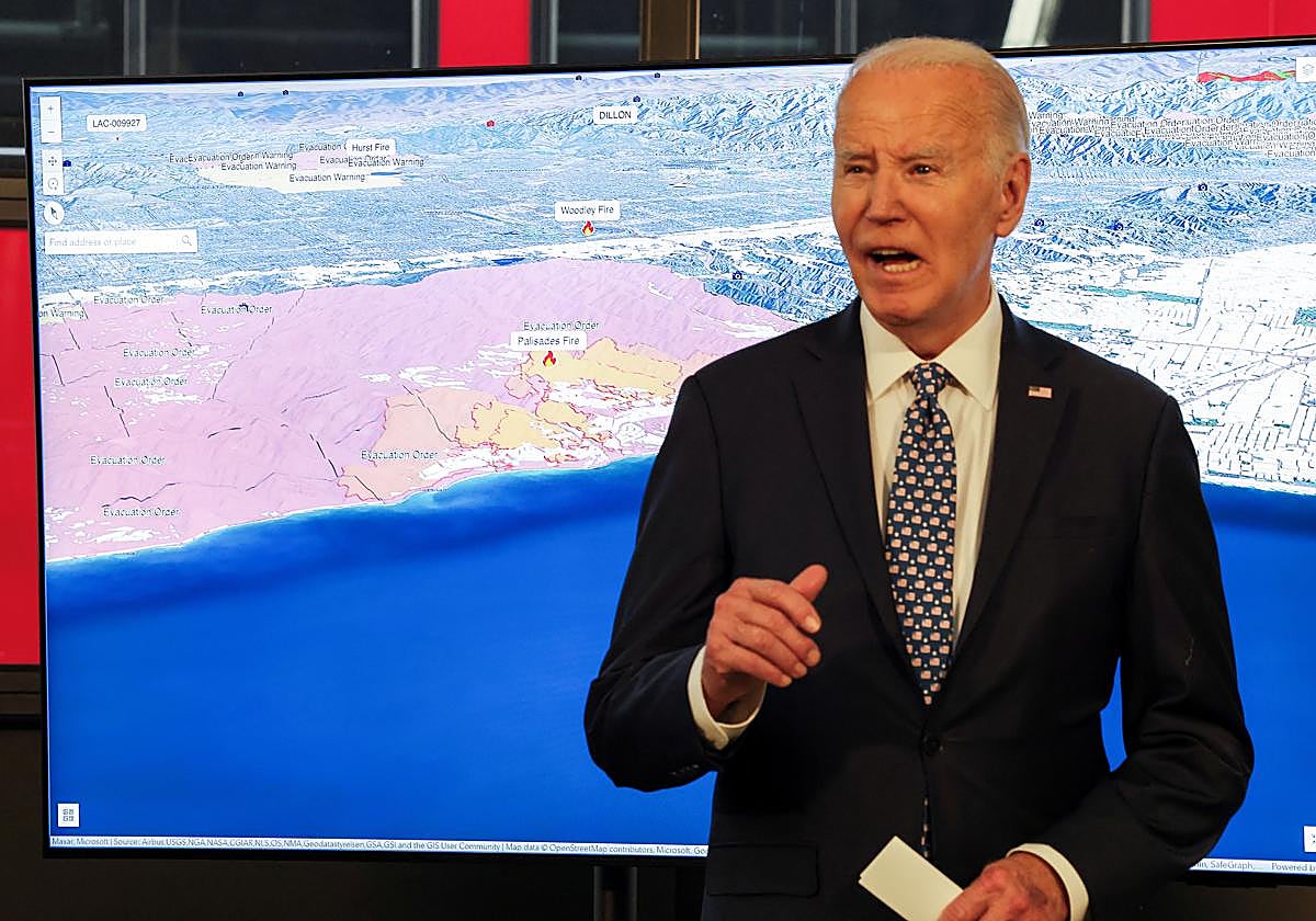 El presidente de los EE.UU., Joe Biden, recibe información de los funcionarios de Cal Fire sobre el incendio forestal de Palisades en una estación de bomberos de Santa Mónica