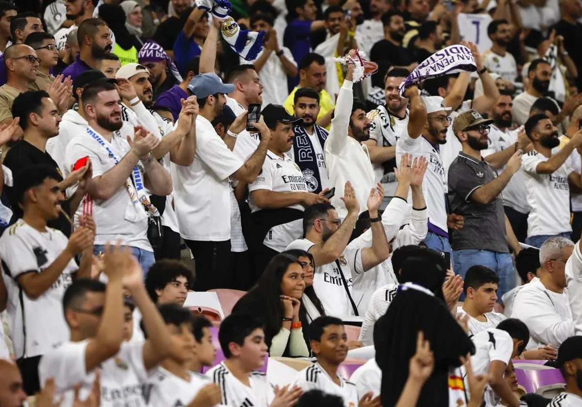 Aficionados del Real Madrid momentos antes del partido que les enfrentó al Mallorca en Yeda (Arabia Saudí)