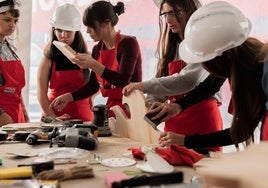 La solitaria misión de algunas mujeres de derribar los muros de la construcción