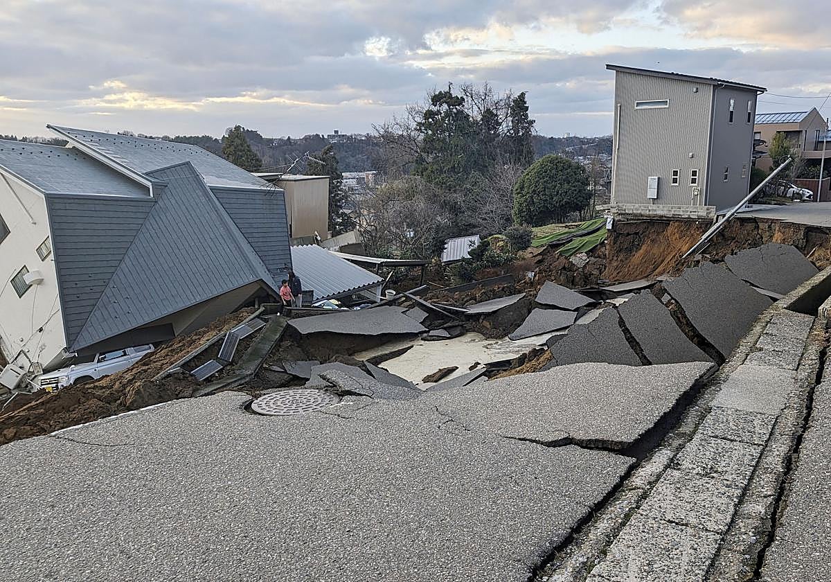 Una carretera destrozada a causa de un terremoto en Wajima a principios de enero.