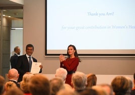 La Reina entrega el Premio Dexeus Mujer al ginecólogo Arri Coomarasamy por reducir la mortalidad posparto