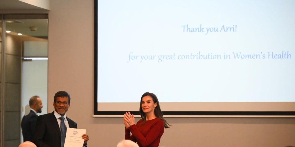 La Reina entrega el Premio Dexeus Mujer al ginecólogo Arri Coomarasamy por reducir la mortalidad posparto