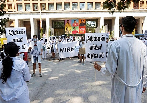 Sanidad obligará a los médicos a trabajar cinco años solo para la pública tras el MIR