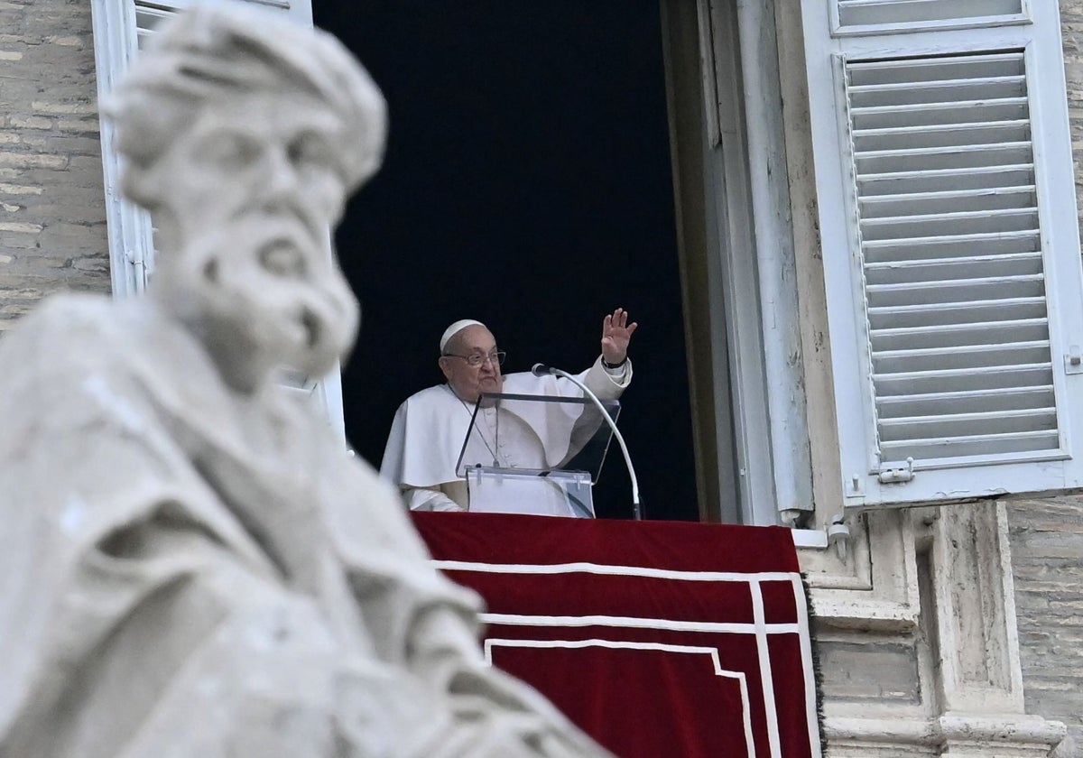 El Papa Francisco saluda a la multitud desde una ventana del palacio apostólico en la plaza de San Pedro