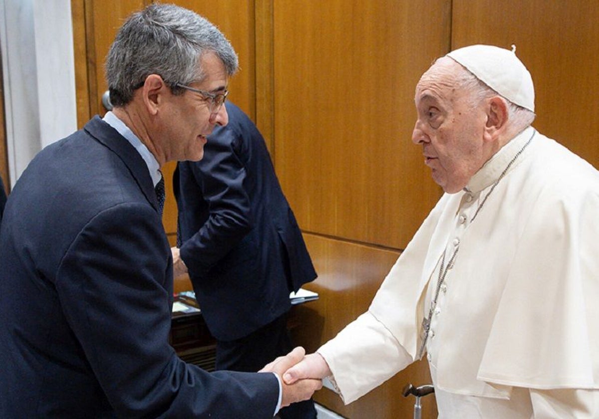 El Papa Francisco saluda al superior general del Sodalicio, José David Correa, en 2023