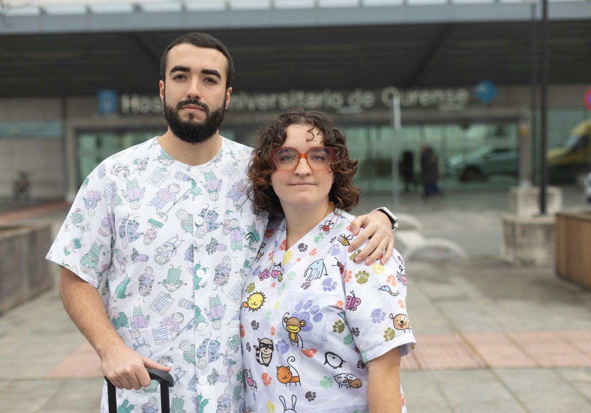 Antonio Jesús García y María Fernández Bazán posan en al hospital de Orense en el que actualmente trabajan juntos tras irse de Andalucía