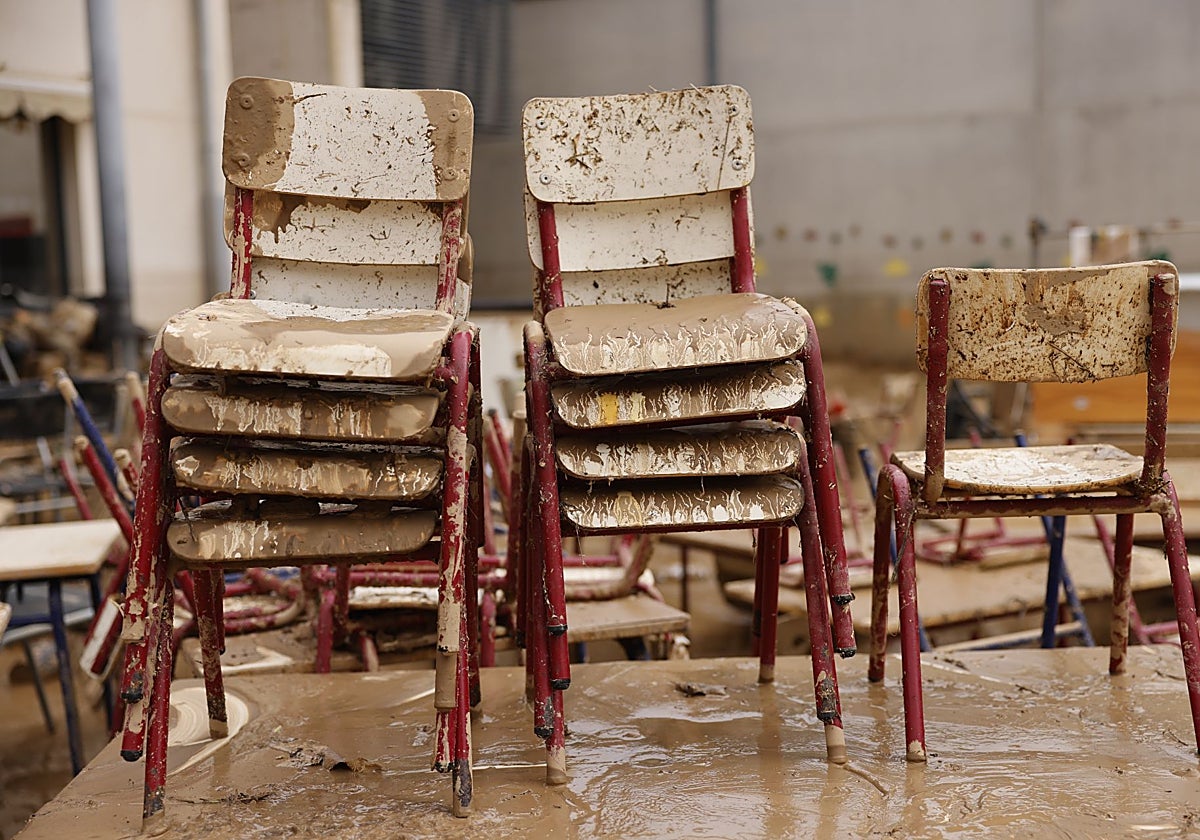 Sillas escolares de un colegio inundado en Sedaví (Valencia)