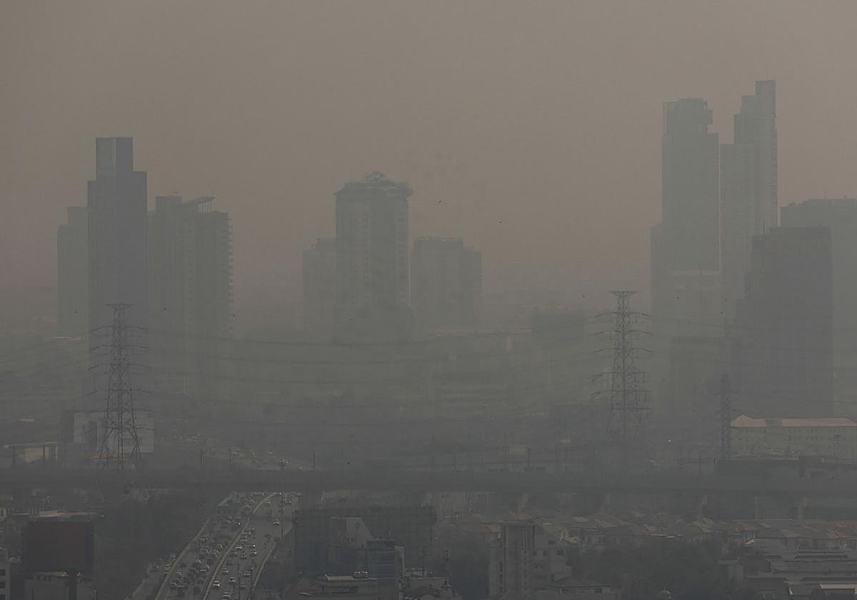 Una vista de la ciudad en medio de la contaminación atmosférica en Bangkok, Tailandia