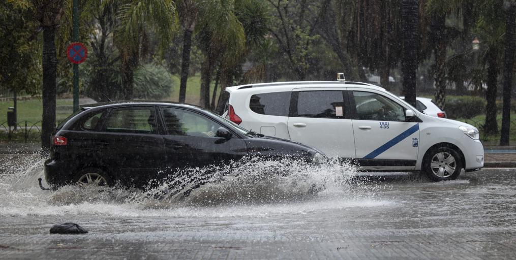 Última hora de la Borrasca Herminia en España, en directo: alerta roja en estas comunidades, incidencias por lluvias y fuertes vientos, cortes de tráfico y trenes y vuelos cancelados hoy