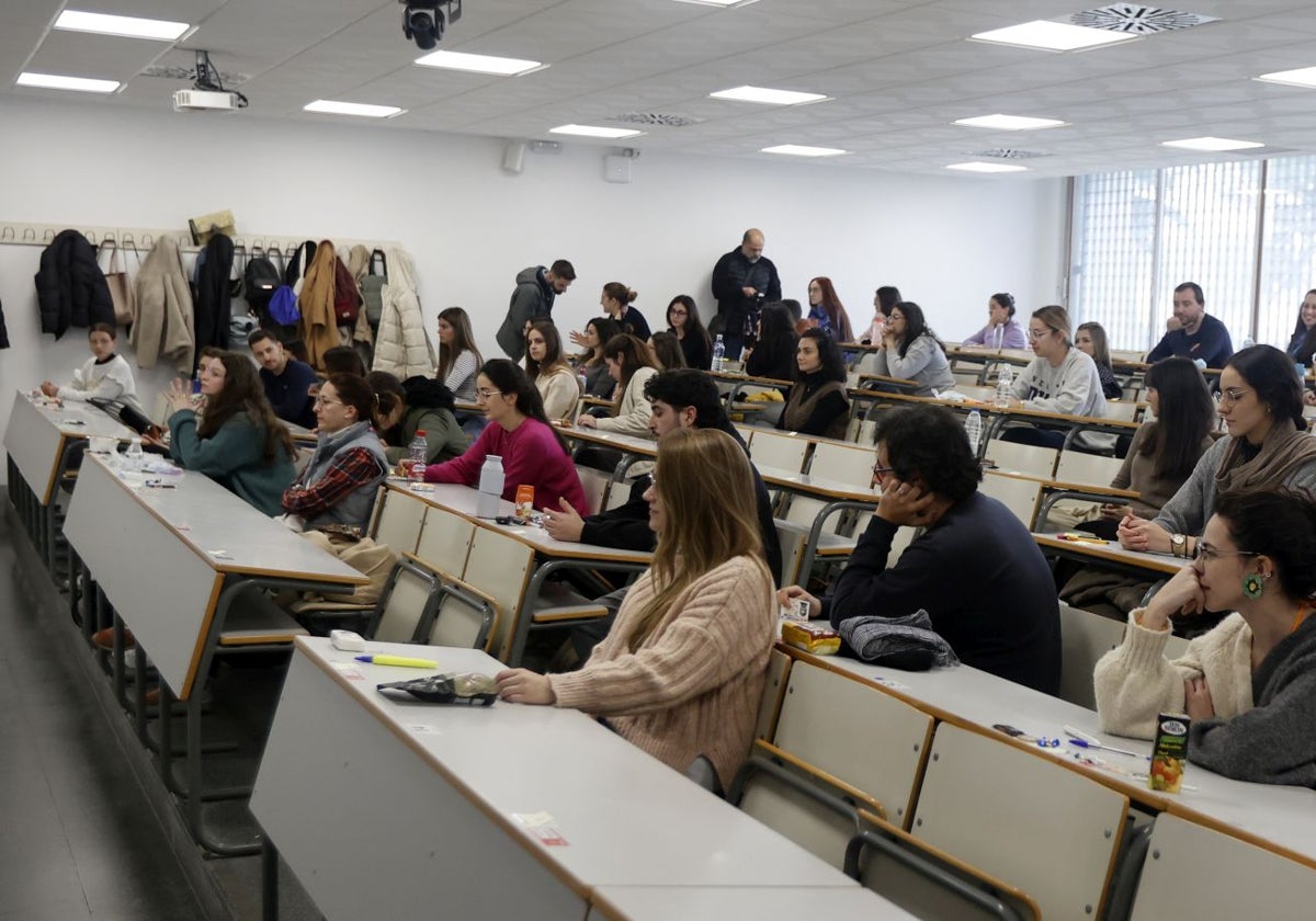 Médicos se presentan al examen MIR en Sevilla, en 2023