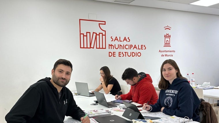 Rafael y Ana, junto a compañeros de estudio