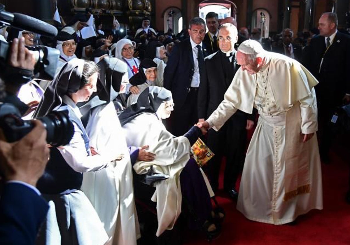 El Papa Francisco saluda a un grupo de religiosas en un viaje a Lima (Perú) en 2018