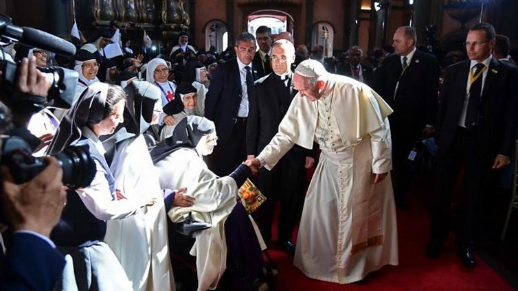 Encaje de bolillos en el Vaticano para que las mujeres manden sobre los obispos