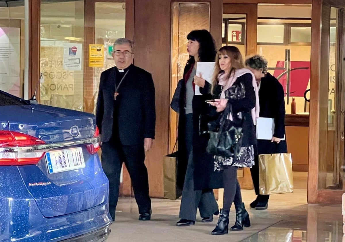 Luis Argüello y Ana Redondo en la puerta de la sede de la Conferencia Episcopal tras la reunión