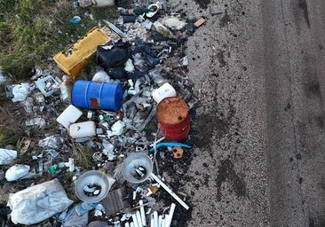 Vista aérea de la basura ilegal que se acumula en la 'Tierra de los Fuegos' en Nápoles