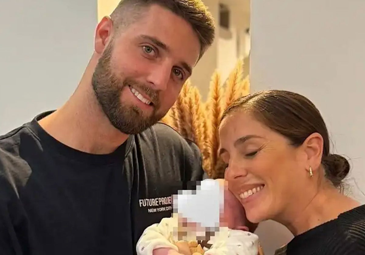 Anabel Pantoja, su pareja David Rodríguez, y su bebé en el momento de su nacimiento