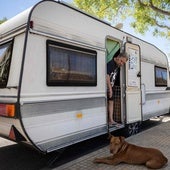 Pep de las Heras posa en su caravana, aparcada en una calle de Palma