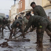 Varios soldados trabajan en las labores de retirada del lodo causado por la dana en una imagen de archivo